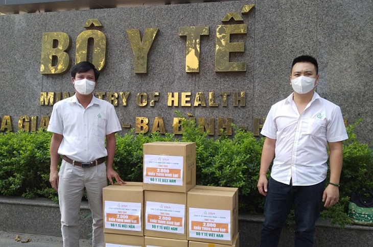 Vụ Truyền thông & Thi đua, khen thưởng - Bộ Y tế tiếp nhận khẩu trang nano vải do Công ty Dược phẩm TV.Pharm - AIKYA trao tặng.